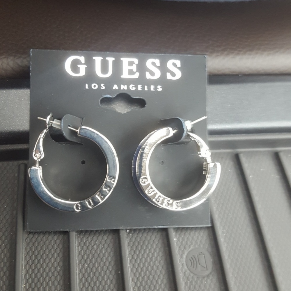🌻🌻  NWT Guess earrings